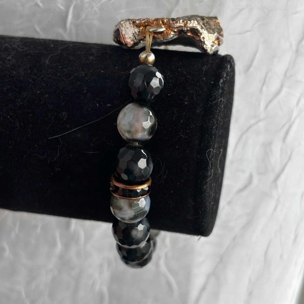 Handcrafted Gray and Gold Druzy bracelet with Black and grey Beads - Picture 4 of 4